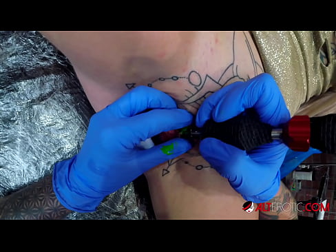 ❤️ Extreem getatoeëerde hottie Sully Savage kreeg een tatoeage op haar clitoris ️ Anal porno at us nl.kassa-standupbar.ru ﹏